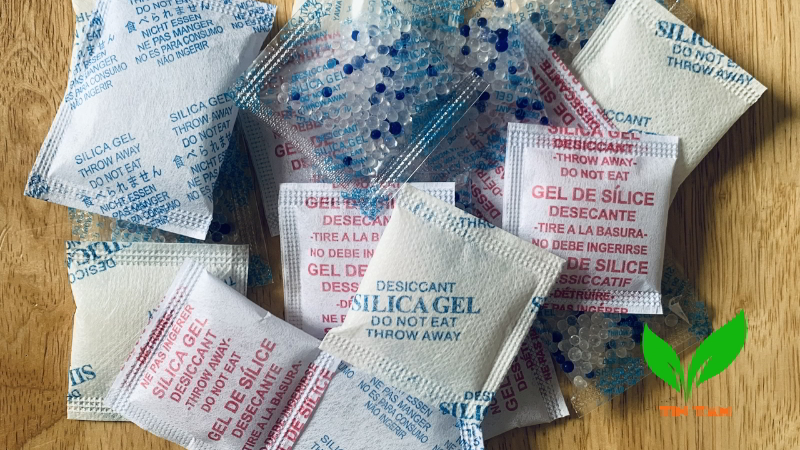 Phân biệt Hạt hút ẩm Clay và Hạt hút ẩm Silica gel Phân biệt Hạt hút ẩm Clay và Hạt hút ẩm Silica gel